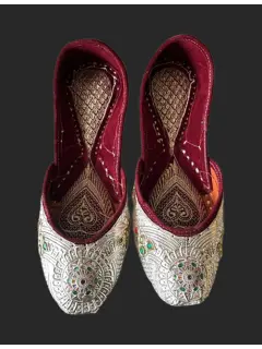 Jutti with Brooch And Kundan