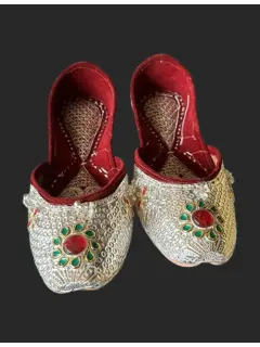 Jutti with Kundan And Brooch